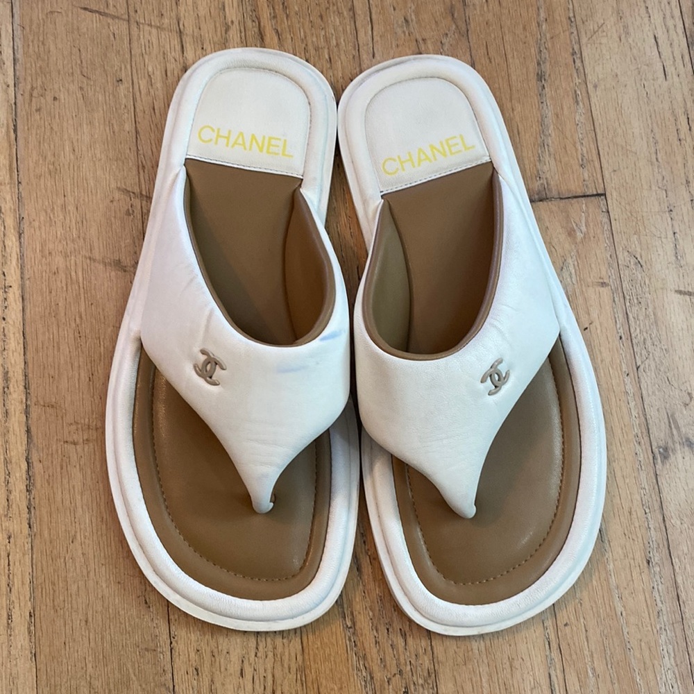 Chanel White Lambskin Padded Pool Thong Sandal Collection 2022 Pre-Owned US 9.5.